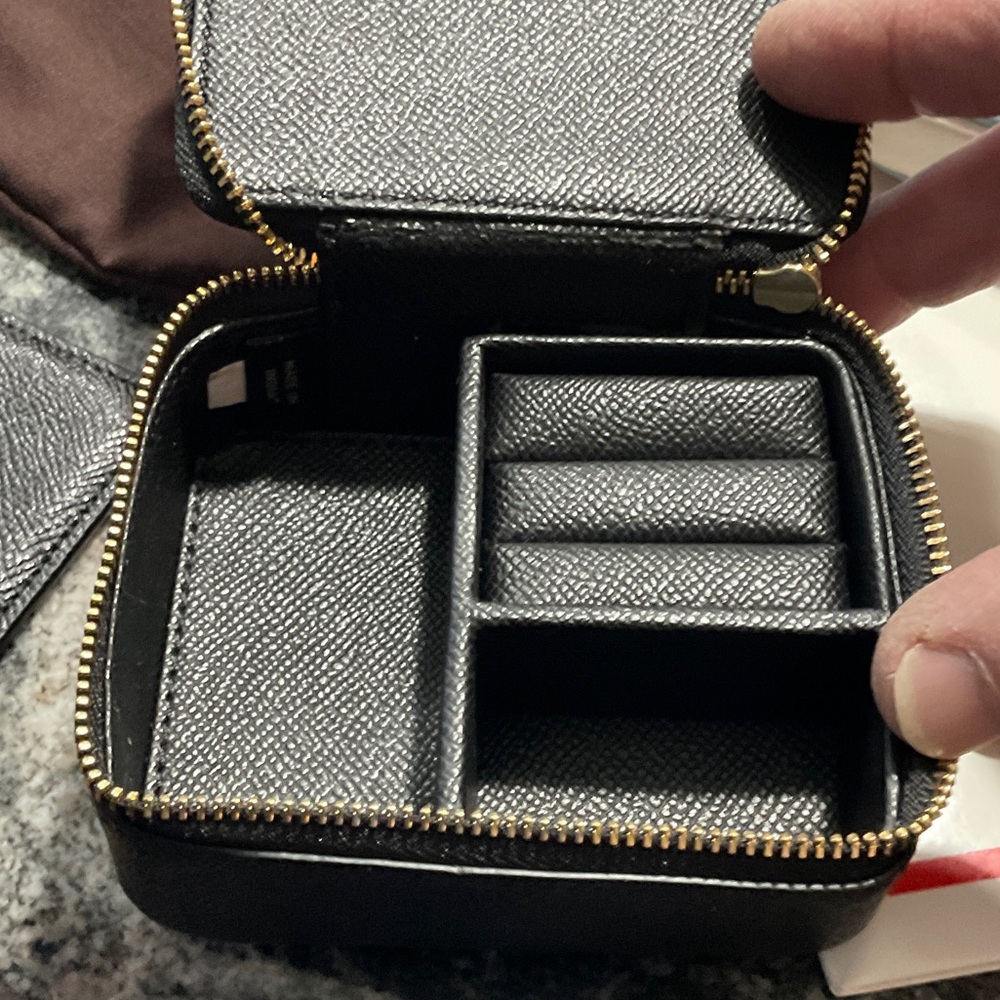 Coach Black Textured Leather Zip jewelry case - Picture 4 of 4
